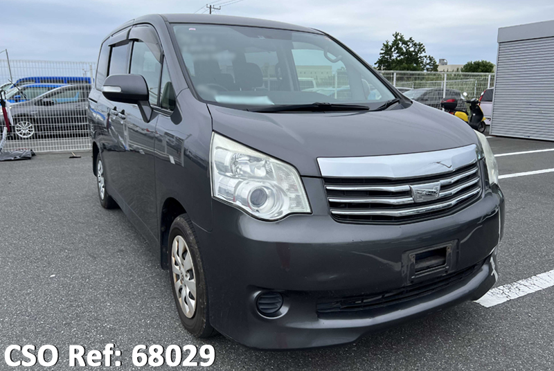 Toyota / Noah 2013